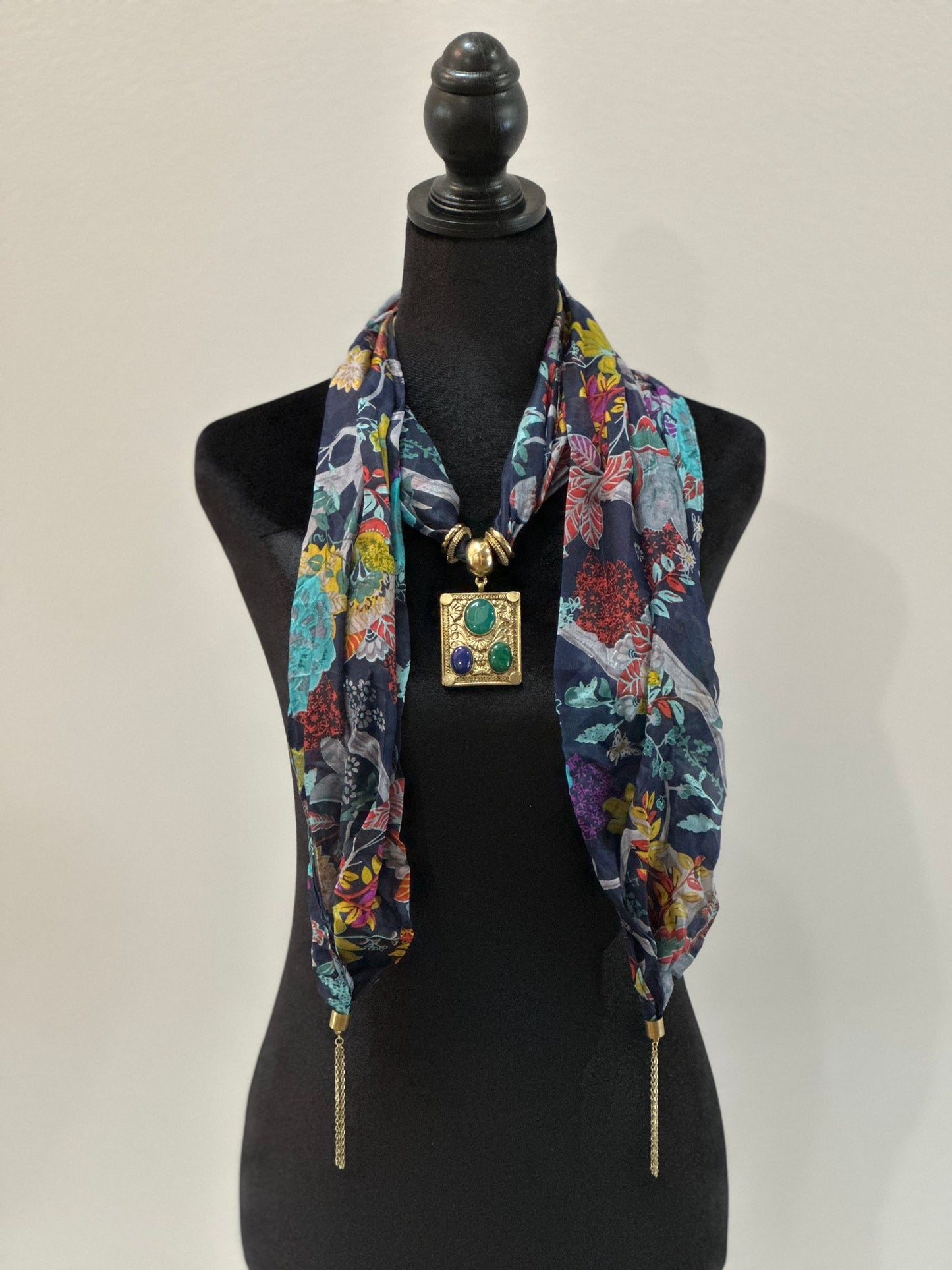 Floral Stole with semi precious stones pendant